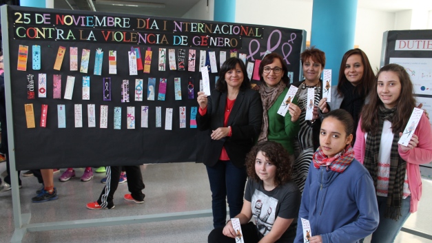 Mari Carmen Rodríguez Callejón con alumnas del IES Nazarí.